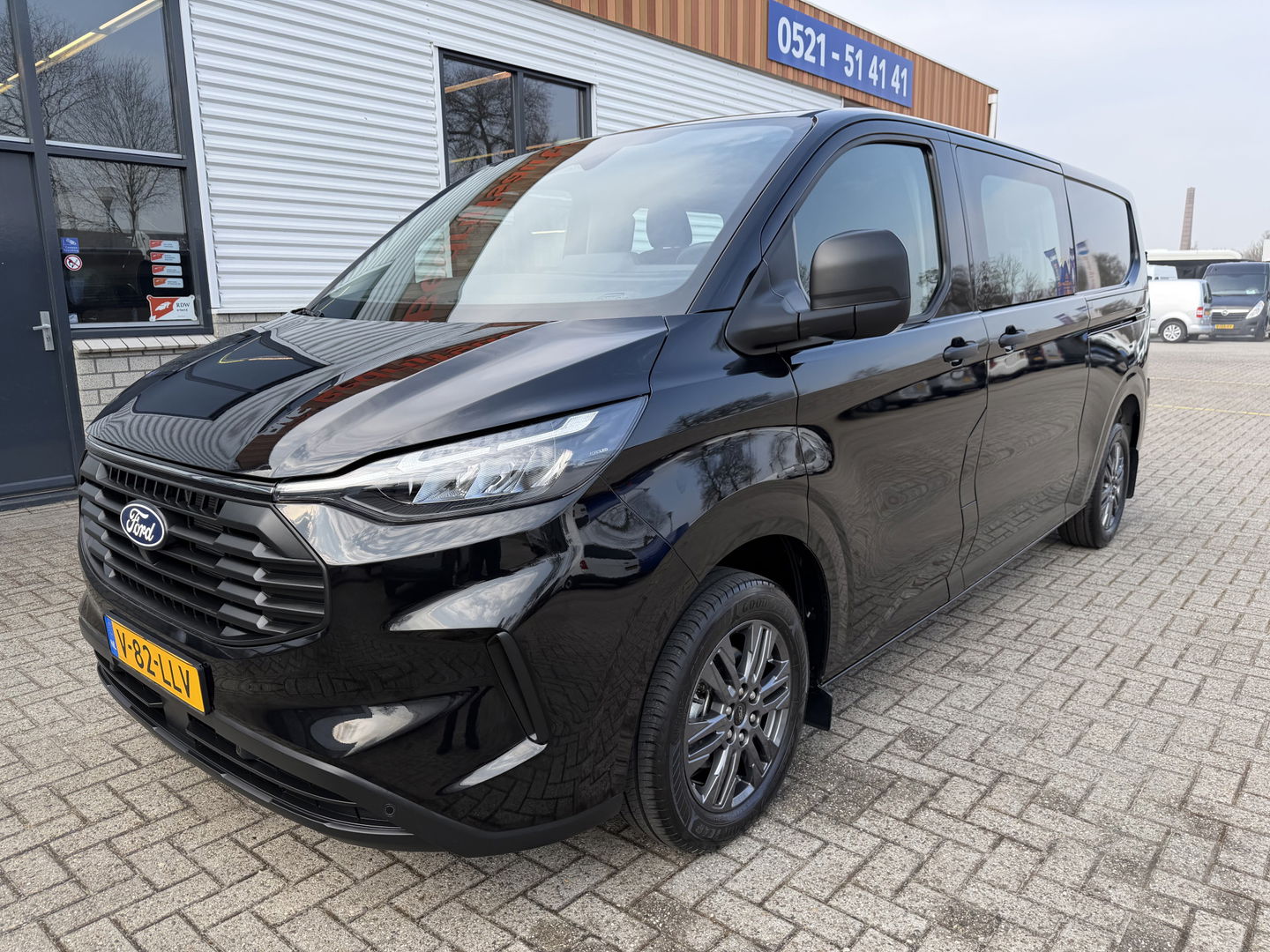 Ford Transit Custom 320 2.0 TDCI L2H1 Trend originele DC 5 persoons / vaste prijs rijklaar € 40.950 ex btw / NIEUW bpm vrij / euro 6 / dubbele schuifdeur / zwart metallic / lichtmetalen velgen !