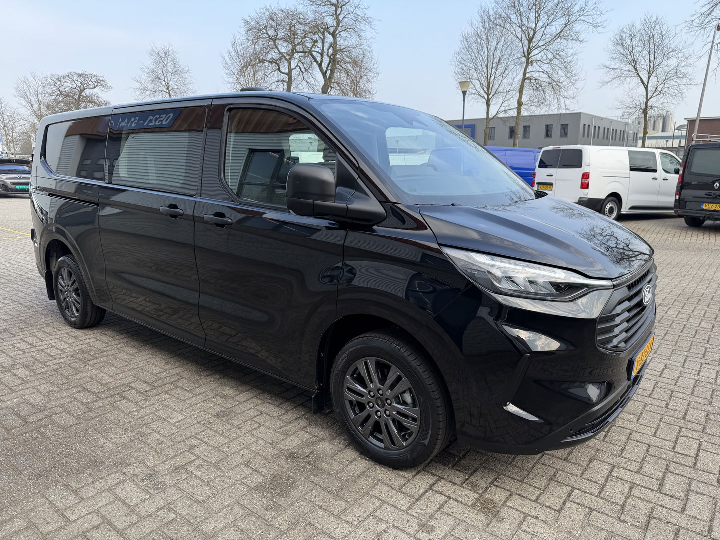 Ford Transit Custom 320 2.0 TDCI L2H1 Trend originele DC 5 persoons / vaste prijs rijklaar € 40.950 ex btw / NIEUW bpm vrij / euro 6 / dubbele schuifdeur / zwart metallic / lichtmetalen velgen !