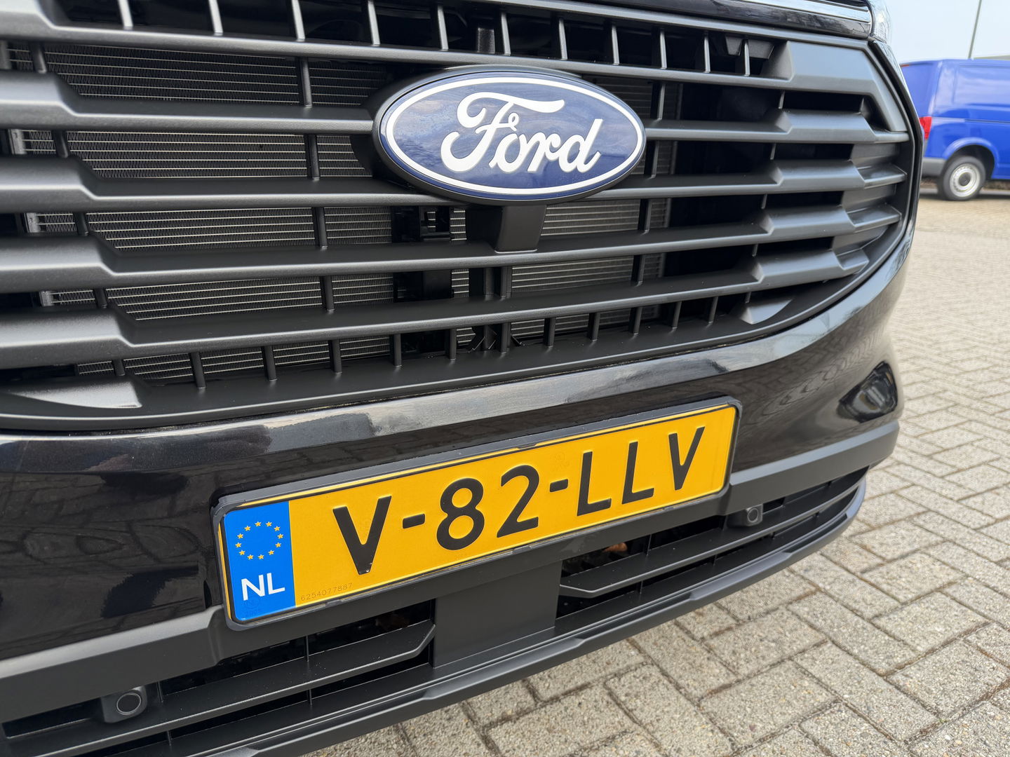 Ford Transit Custom 320 2.0 TDCI L2H1 Trend originele DC 5 persoons / vaste prijs rijklaar € 40.950 ex btw / NIEUW bpm vrij / euro 6 / dubbele schuifdeur / zwart metallic / lichtmetalen velgen !