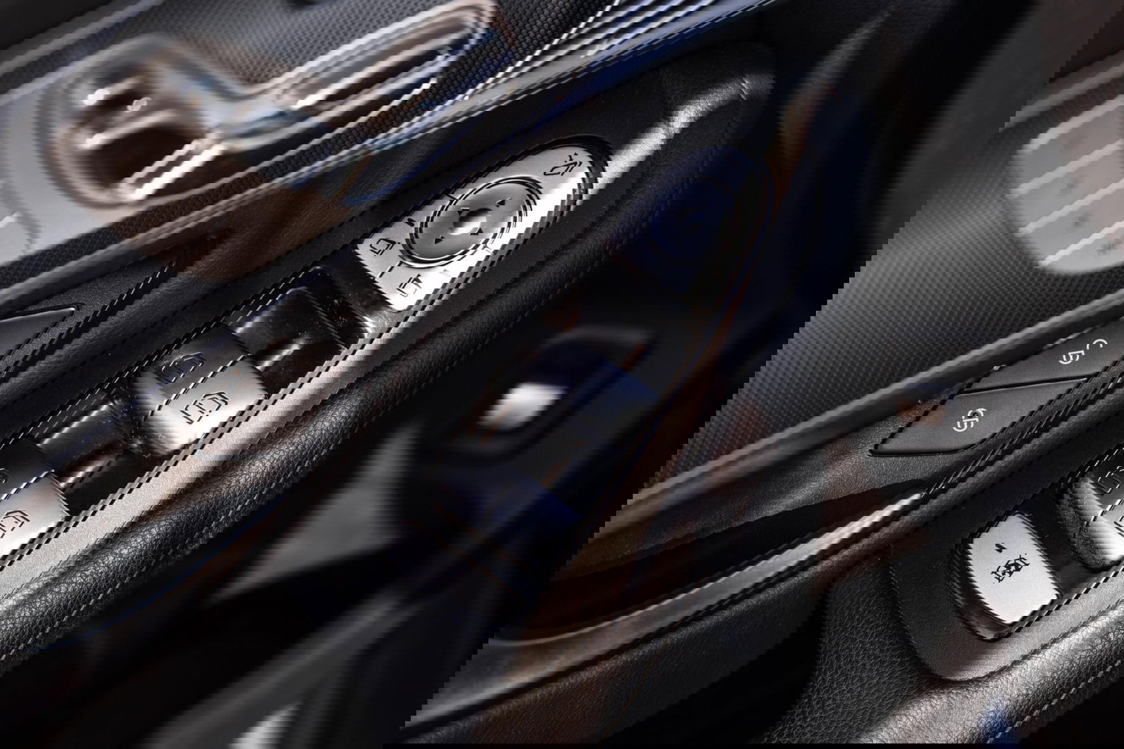 Mercedes-Benz EQC 400 4MATIC Luxury Line 80 kWh CAMERA / MEMMORY / STOELVERWARMING / LEER / DEALER ONDERHOUDEN