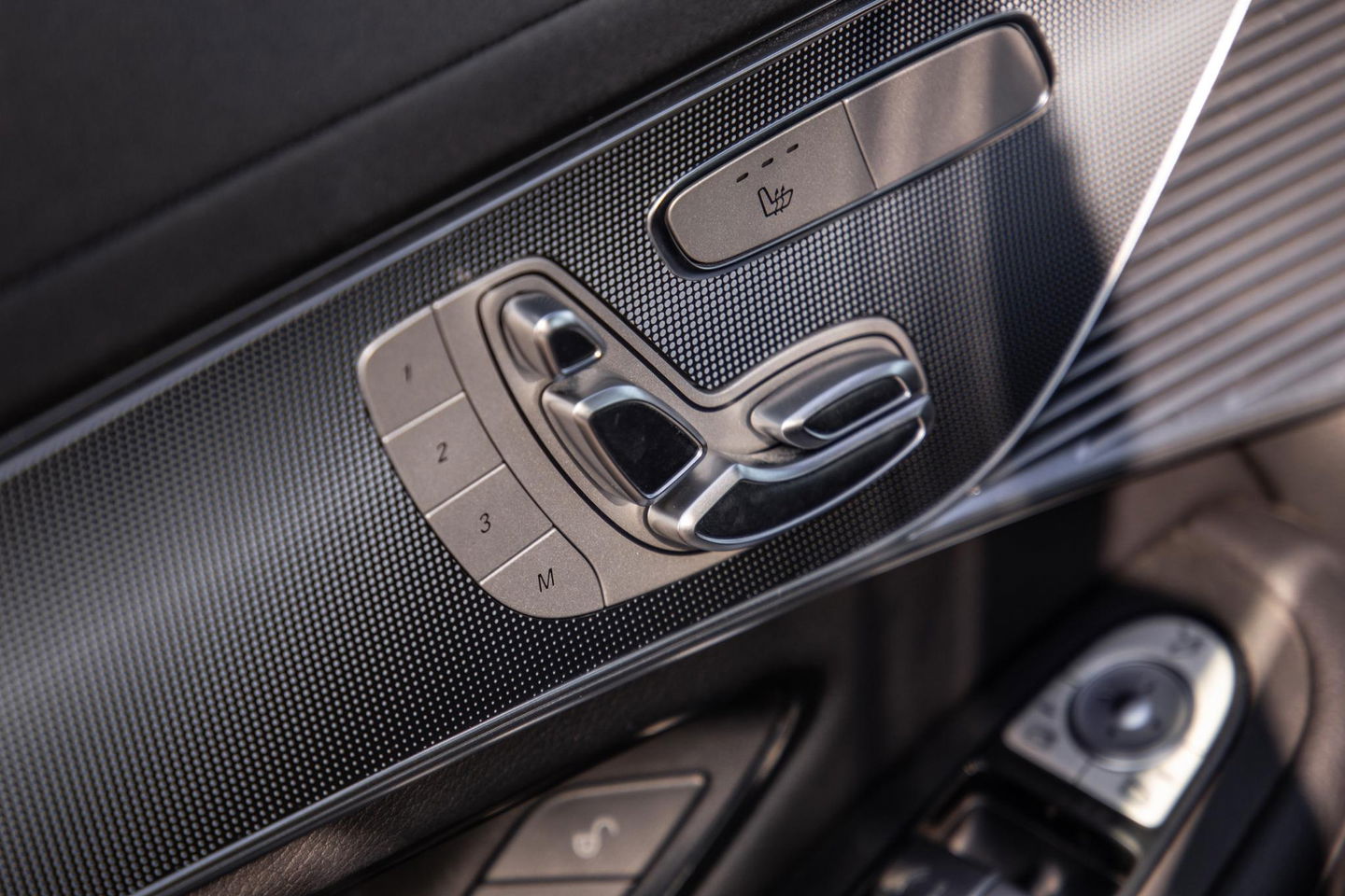 Mercedes-Benz EQC 400 4MATIC Luxury Line 80 kWh CAMERA / MEMMORY / STOELVERWARMING / LEER / DEALER ONDERHOUDEN