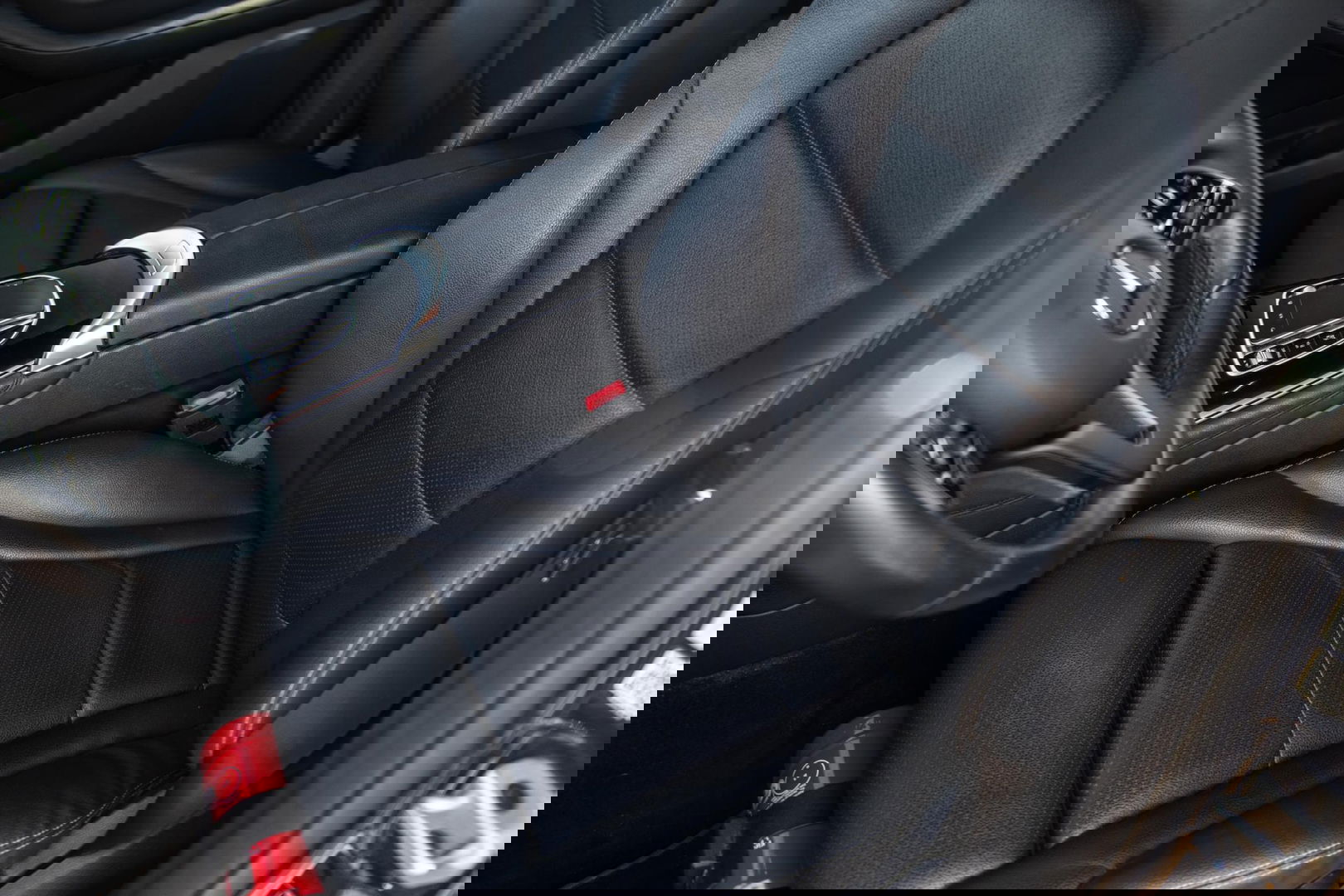 Mercedes-Benz EQC 400 4MATIC Luxury Line 80 kWh CAMERA / MEMMORY / STOELVERWARMING / LEER / DEALER ONDERHOUDEN