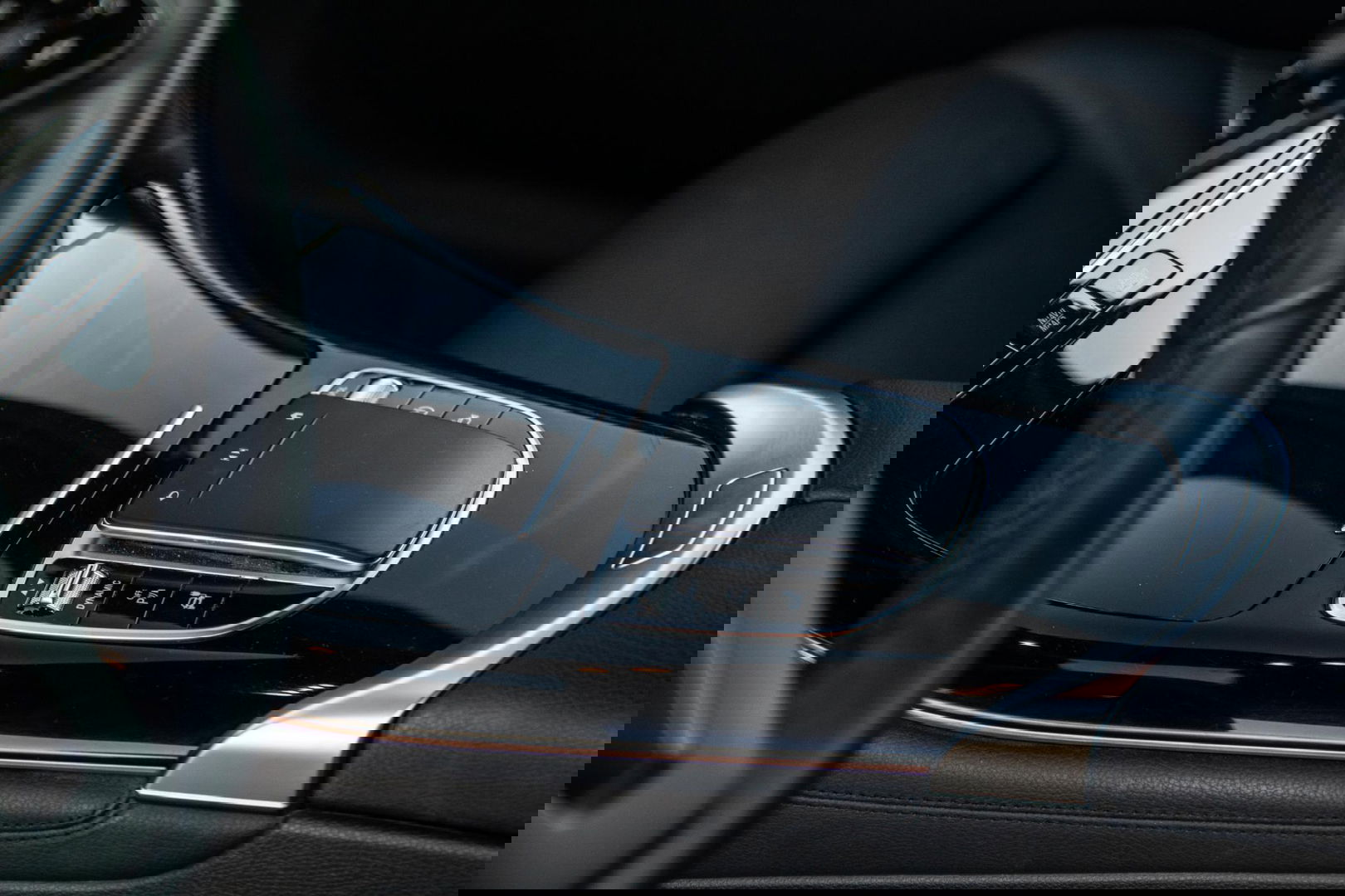 Mercedes-Benz EQC 400 4MATIC Luxury Line 80 kWh CAMERA / MEMMORY / STOELVERWARMING / LEER / DEALER ONDERHOUDEN