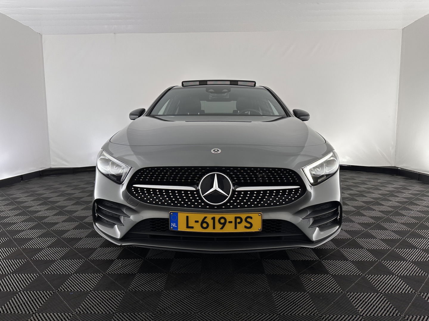 Mercedes-Benz A-Klasse 250 e AMG Limited Business Solution (Plug-in) (INCL-BTW) *PANO | LEATHER-MICROFIBRE | FULL-LED | AMBIENTLIGHT | HEATED-SPORTSEATS | WIDESCREEN-DIGICOCKPIT | DAB+ | NAVI-FULLMAP | CAMERA | PRIVACYGLASS | LANE-ASSIST | DYNAMIC-SELECT | 18'