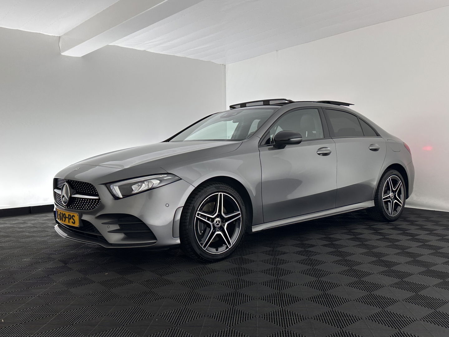 Mercedes-Benz A-Klasse 250 e AMG Limited Business Solution (Plug-in) (INCL-BTW) *PANO | LEATHER-MICROFIBRE | FULL-LED | AMBIENTLIGHT | HEATED-SPORTSEATS | WIDESCREEN-DIGICOCKPIT | DAB+ | NAVI-FULLMAP | CAMERA | PRIVACYGLASS | LANE-ASSIST | DYNAMIC-SELECT | 18'
