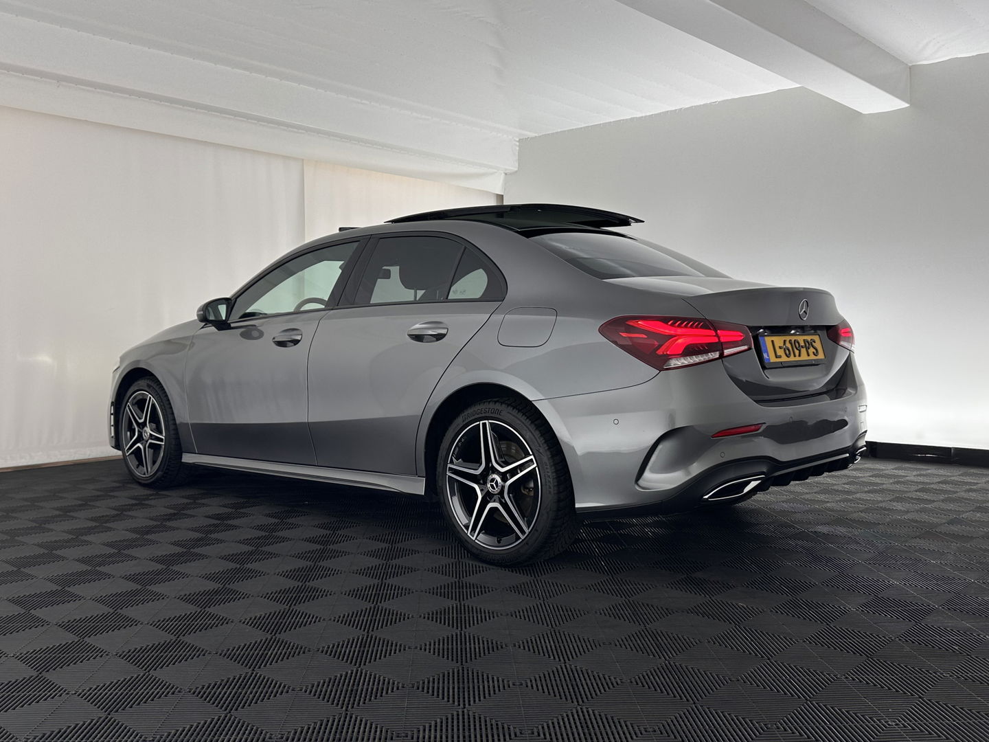 Mercedes-Benz A-Klasse 250 e AMG Limited Business Solution (Plug-in) (INCL-BTW) *PANO | LEATHER-MICROFIBRE | FULL-LED | AMBIENTLIGHT | HEATED-SPORTSEATS | WIDESCREEN-DIGICOCKPIT | DAB+ | NAVI-FULLMAP | CAMERA | PRIVACYGLASS | LANE-ASSIST | DYNAMIC-SELECT | 18'