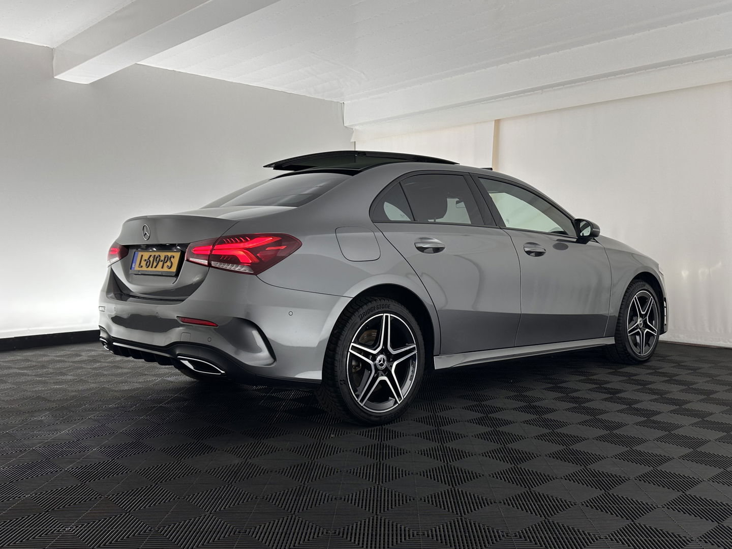 Mercedes-Benz A-Klasse 250 e AMG Limited Business Solution (Plug-in) (INCL-BTW) *PANO | LEATHER-MICROFIBRE | FULL-LED | AMBIENTLIGHT | HEATED-SPORTSEATS | WIDESCREEN-DIGICOCKPIT | DAB+ | NAVI-FULLMAP | CAMERA | PRIVACYGLASS | LANE-ASSIST | DYNAMIC-SELECT | 18'