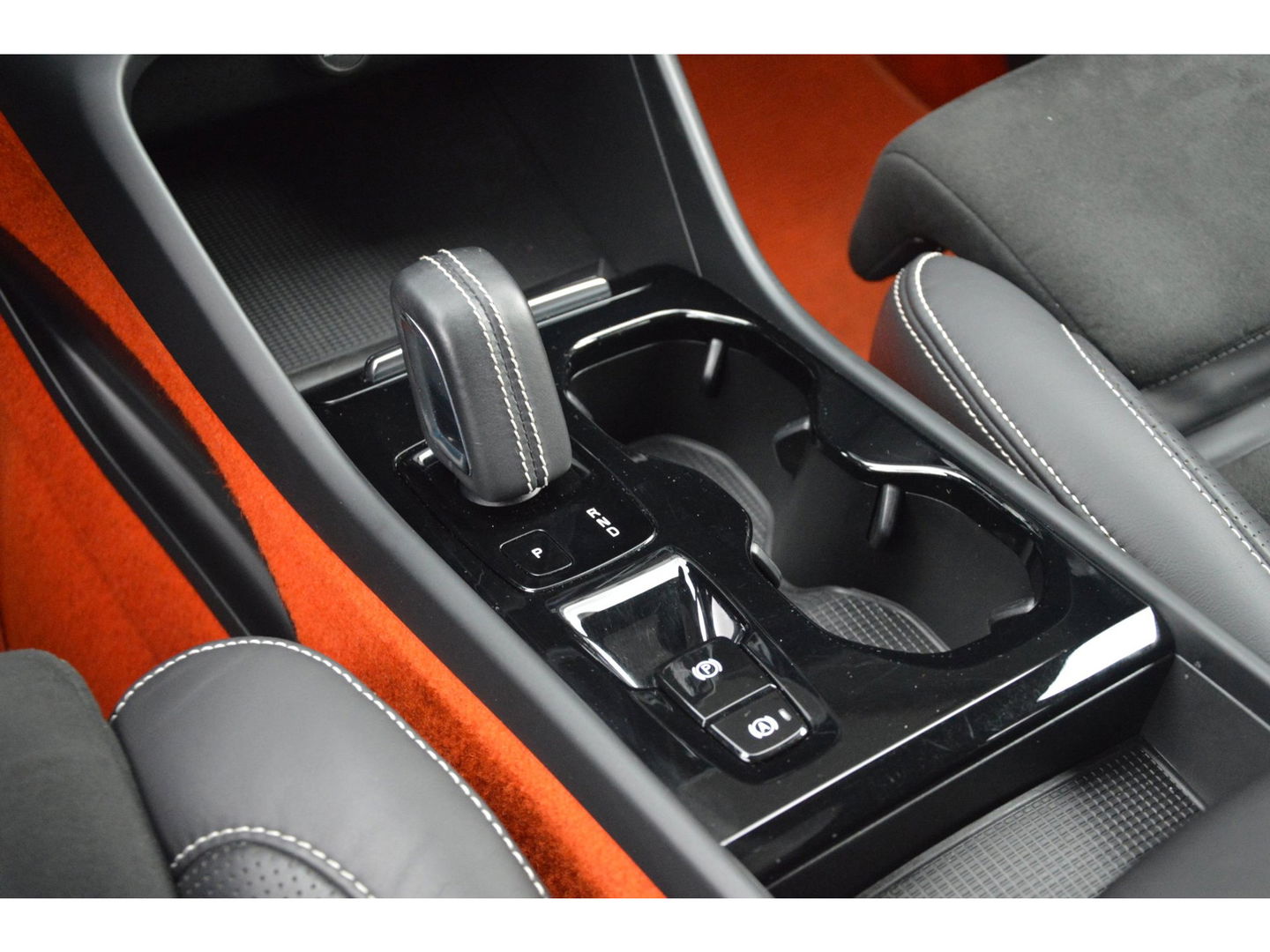 Volvo XC40 T5 Hybride Inscription | Panoramadak | 360° Camera | Harman/Kardon | Stoel + Stuur Verwarming | BLIS | VOC |