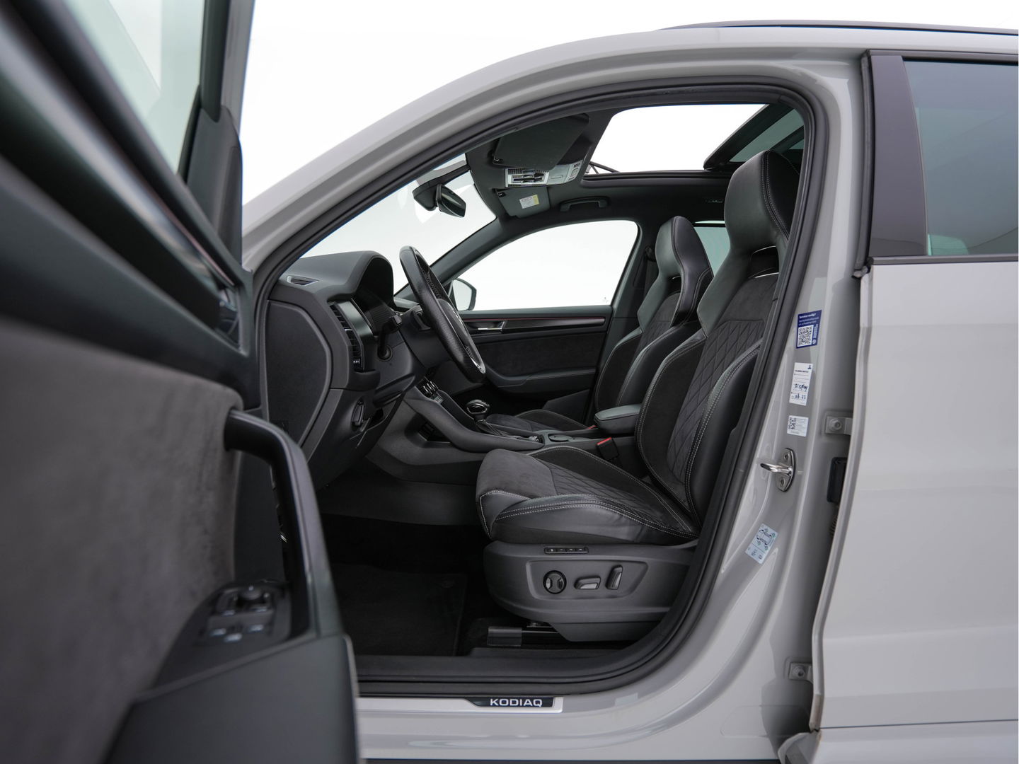 Škoda Kodiaq 1.5 TSI Sportline Business (INCL-BTW) Aut. *PANO | LEATHER-MICROFIBRE | FULL-LED | MEMORY-PACK | DIGI-COCKPIT | NAVI-FULLMAP | CAMERA | DAB+ | AMBIENT-LIGHT | KEYLESS | DAB+ | CARPLAY | PRIVACY-GLASS | 20"ALU*