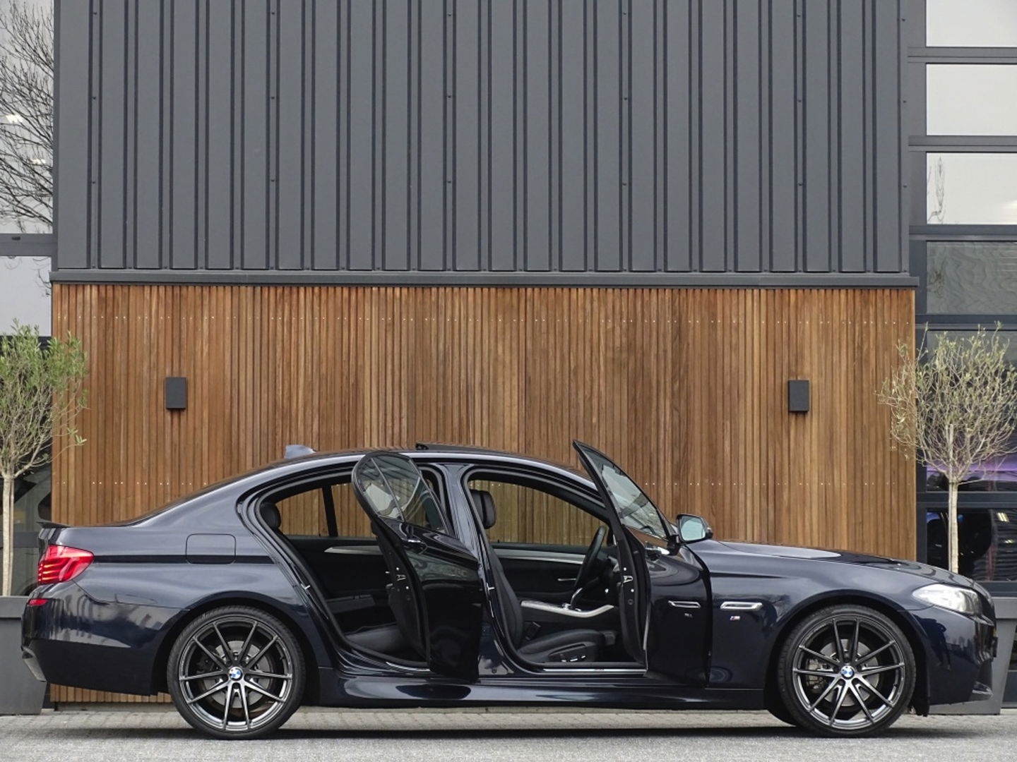 BMW 5 Serie 520i 184PK / M-sport / I-drive / LCI *NAP*