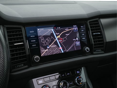 Škoda Kodiaq 1.5 TSI Sportline Business (INCL-BTW) Aut. *PANO | LEATHER-MICROFIBRE | FULL-LED | MEMORY-PACK | DIGI-COCKPIT | NAVI-FULLMAP | CAMERA | DAB+ | AMBIENT-LIGHT | KEYLESS | DAB+ | CARPLAY | PRIVACY-GLASS | 20"ALU*