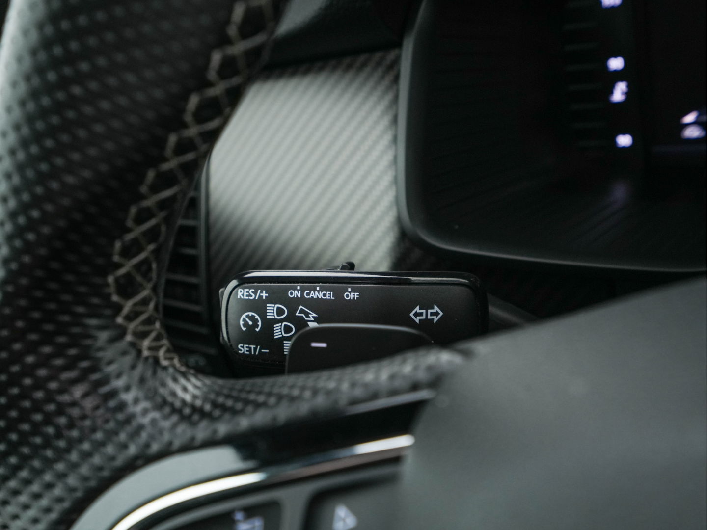 Škoda Kodiaq 1.5 TSI Sportline Business (INCL-BTW) Aut. *PANO | LEATHER-MICROFIBRE | FULL-LED | MEMORY-PACK | DIGI-COCKPIT | NAVI-FULLMAP | CAMERA | DAB+ | AMBIENT-LIGHT | KEYLESS | DAB+ | CARPLAY | PRIVACY-GLASS | 20"ALU*