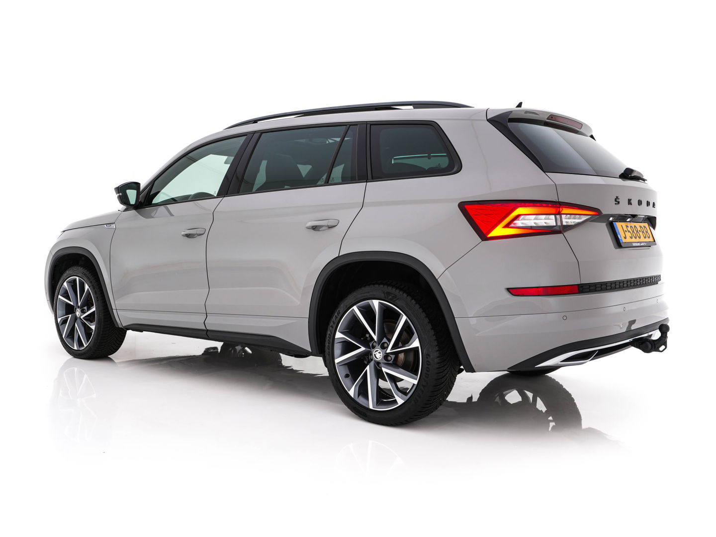 Škoda Kodiaq 1.5 TSI Sportline Business (INCL-BTW) Aut. *PANO | LEATHER-MICROFIBRE | FULL-LED | MEMORY-PACK | DIGI-COCKPIT | NAVI-FULLMAP | CAMERA | DAB+ | AMBIENT-LIGHT | KEYLESS | DAB+ | CARPLAY | PRIVACY-GLASS | 20"ALU*