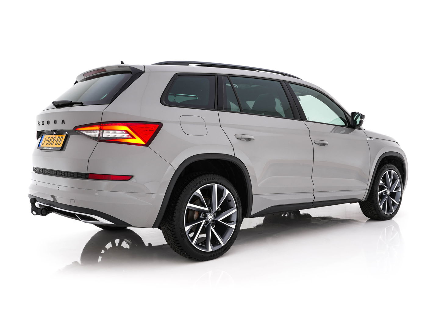 Škoda Kodiaq 1.5 TSI Sportline Business (INCL-BTW) Aut. *PANO | LEATHER-MICROFIBRE | FULL-LED | MEMORY-PACK | DIGI-COCKPIT | NAVI-FULLMAP | CAMERA | DAB+ | AMBIENT-LIGHT | KEYLESS | DAB+ | CARPLAY | PRIVACY-GLASS | 20"ALU*