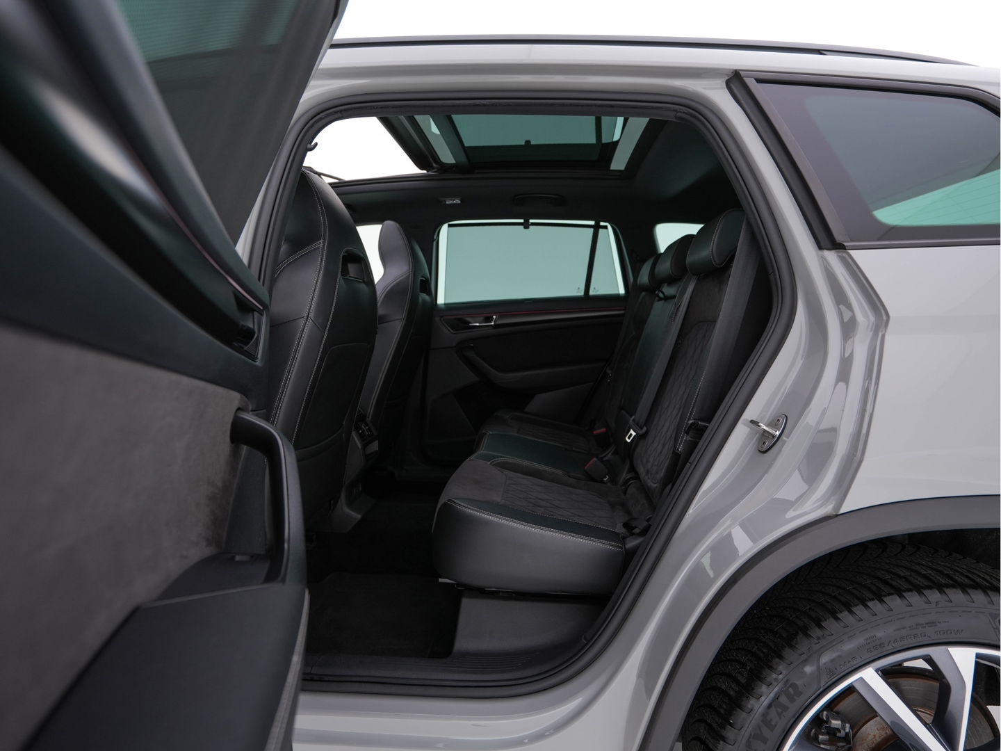 Škoda Kodiaq 1.5 TSI Sportline Business (INCL-BTW) Aut. *PANO | LEATHER-MICROFIBRE | FULL-LED | MEMORY-PACK | DIGI-COCKPIT | NAVI-FULLMAP | CAMERA | DAB+ | AMBIENT-LIGHT | KEYLESS | DAB+ | CARPLAY | PRIVACY-GLASS | 20"ALU*