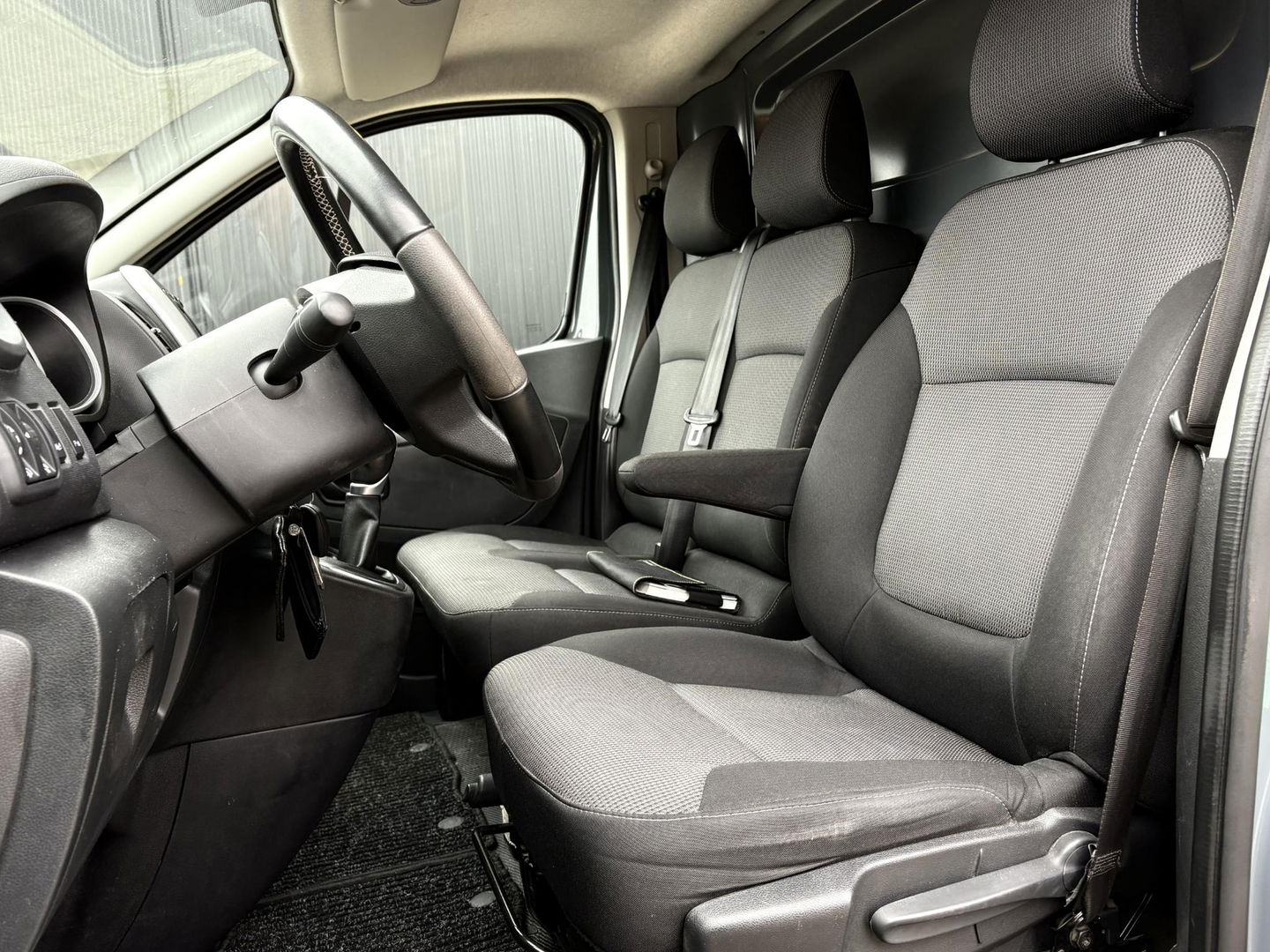 Renault Trafic 2.0 dCi 170pk EDC L2H1 Black Edition | BW LEASE EDITION | MARGE | SPOILERS | STEPS | LMV |