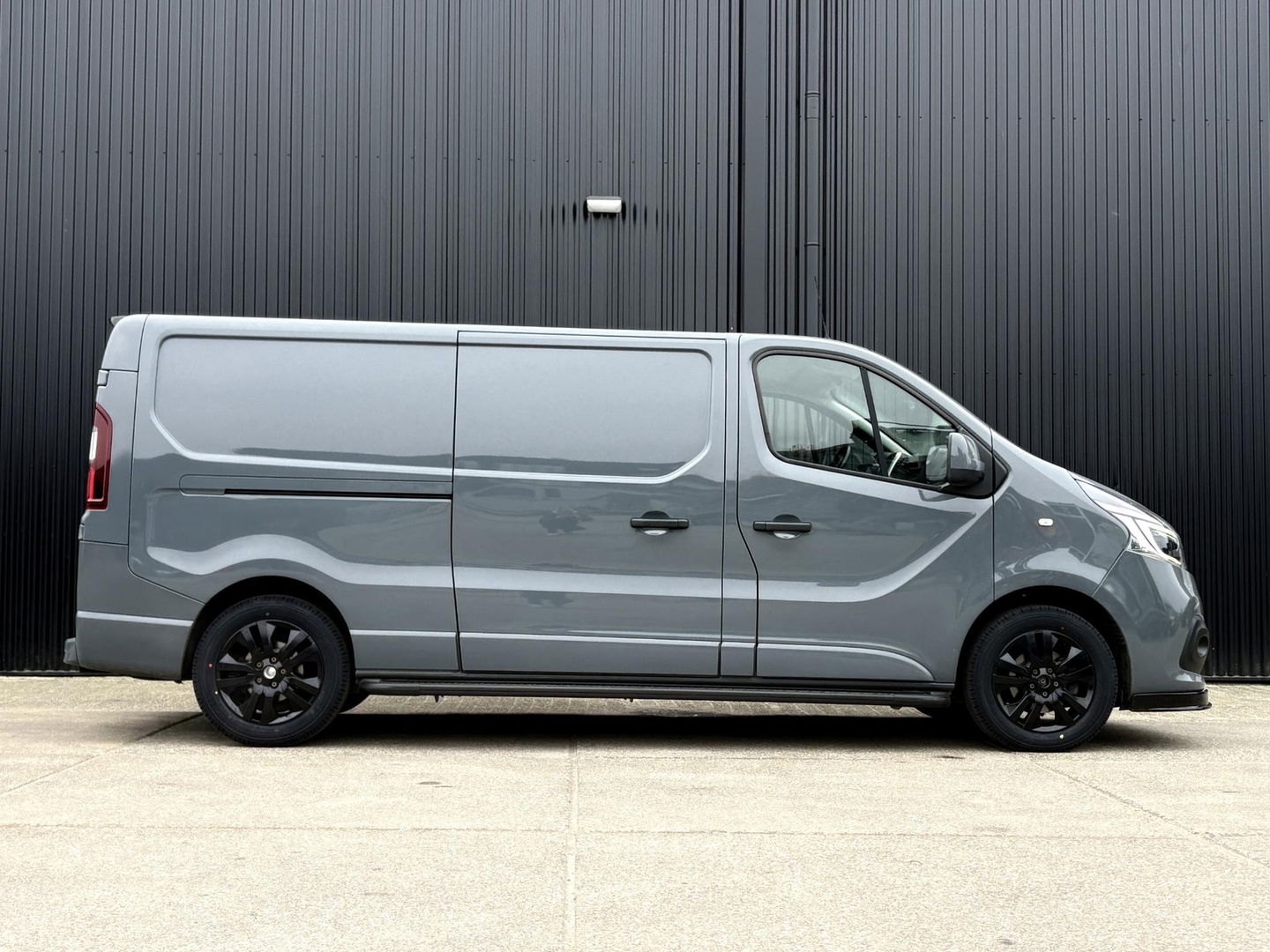 Renault Trafic 2.0 dCi 170pk EDC L2H1 Black Edition | BW LEASE EDITION | MARGE | SPOILERS | STEPS | LMV |