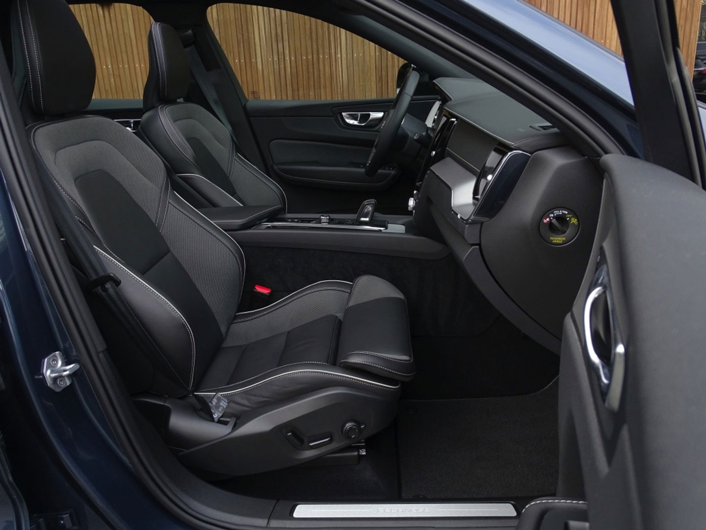 Volvo XC60 T6 Recharge 350PK automaat / R-Design / LED