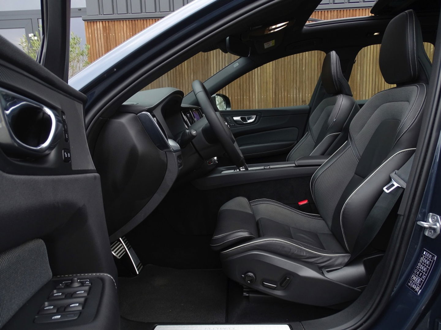 Volvo XC60 T6 Recharge 350PK automaat / R-Design / LED