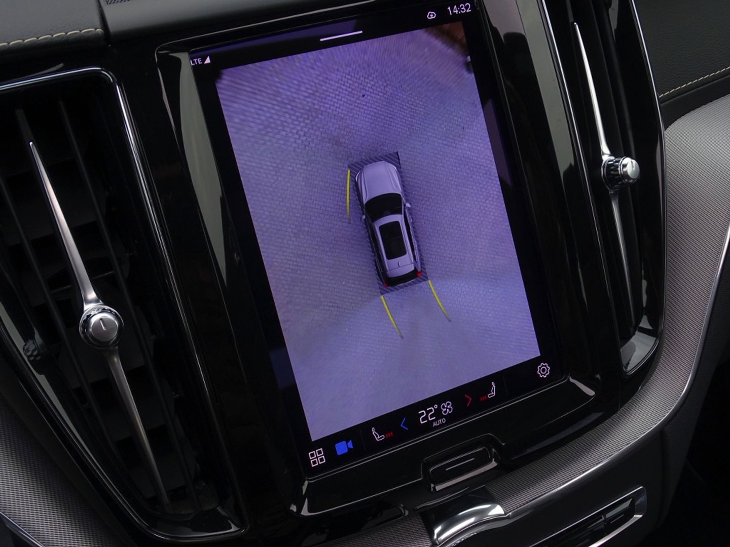 Volvo XC60 T6 Recharge 350PK automaat / R-Design / LED