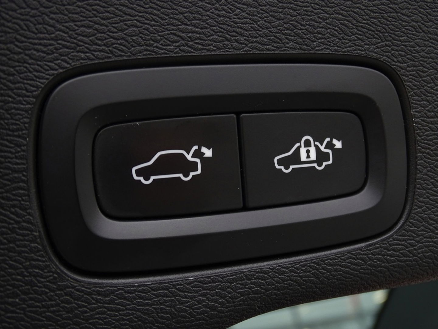 Volvo XC60 T6 Recharge 350PK automaat / R-Design / LED