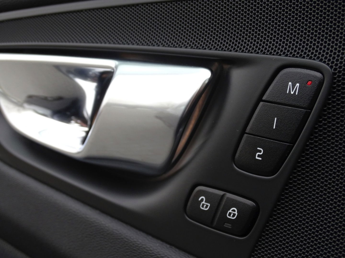 Volvo XC60 T6 Recharge 350PK automaat / R-Design / LED