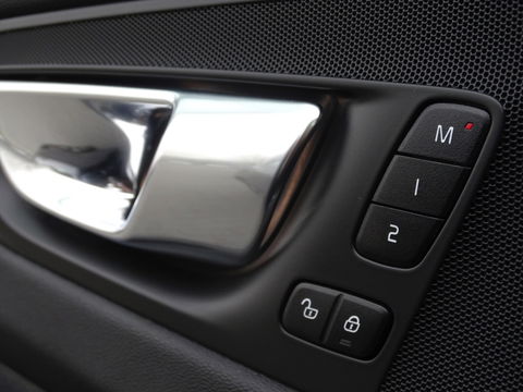 Volvo XC60 T6 Recharge 350PK automaat / R-Design / LED