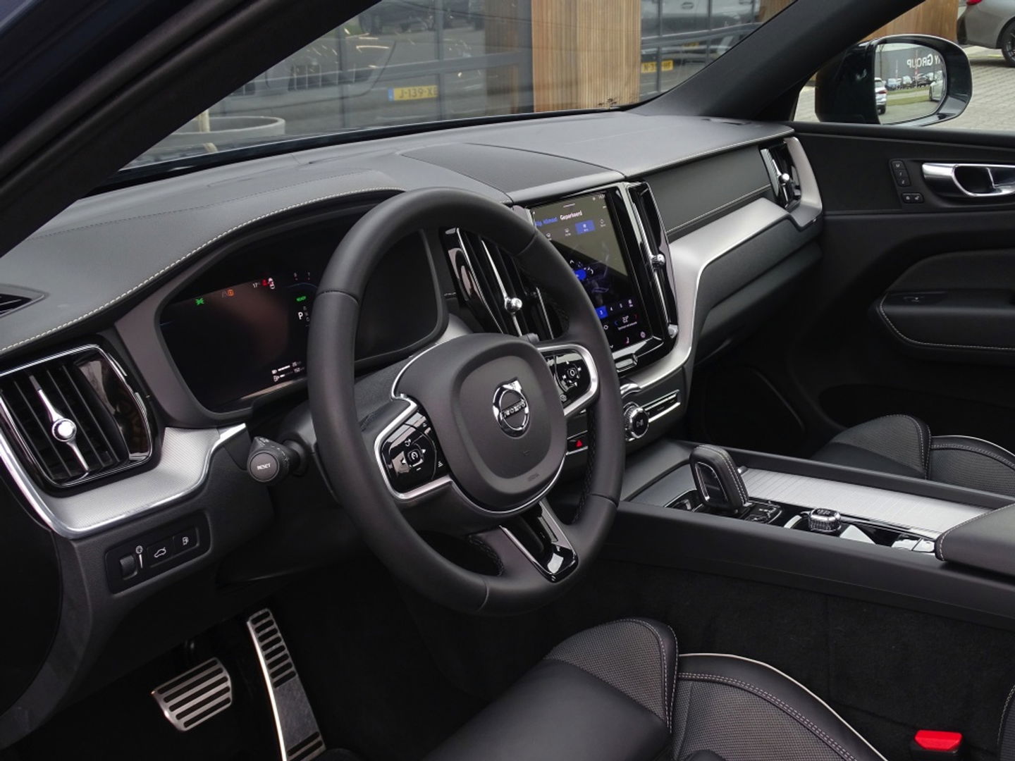 Volvo XC60 T6 Recharge 350PK automaat / R-Design / LED