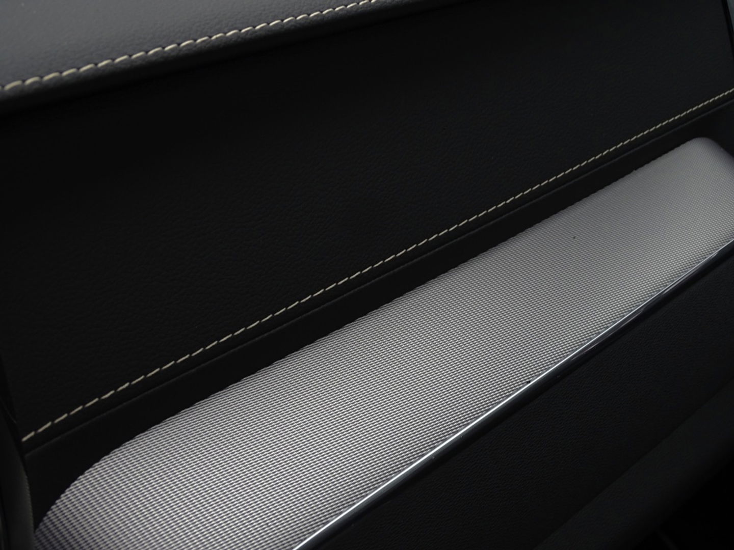 Volvo XC60 T6 Recharge 350PK automaat / R-Design / LED