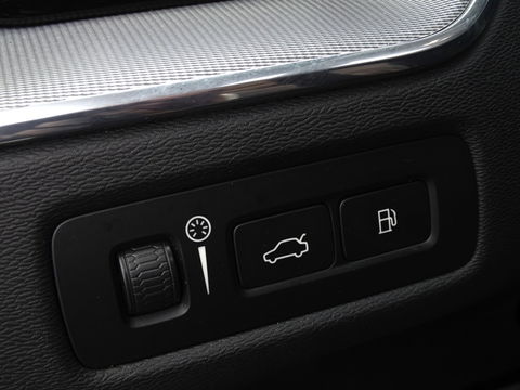 Volvo XC60 T6 Recharge 350PK automaat / R-Design / LED