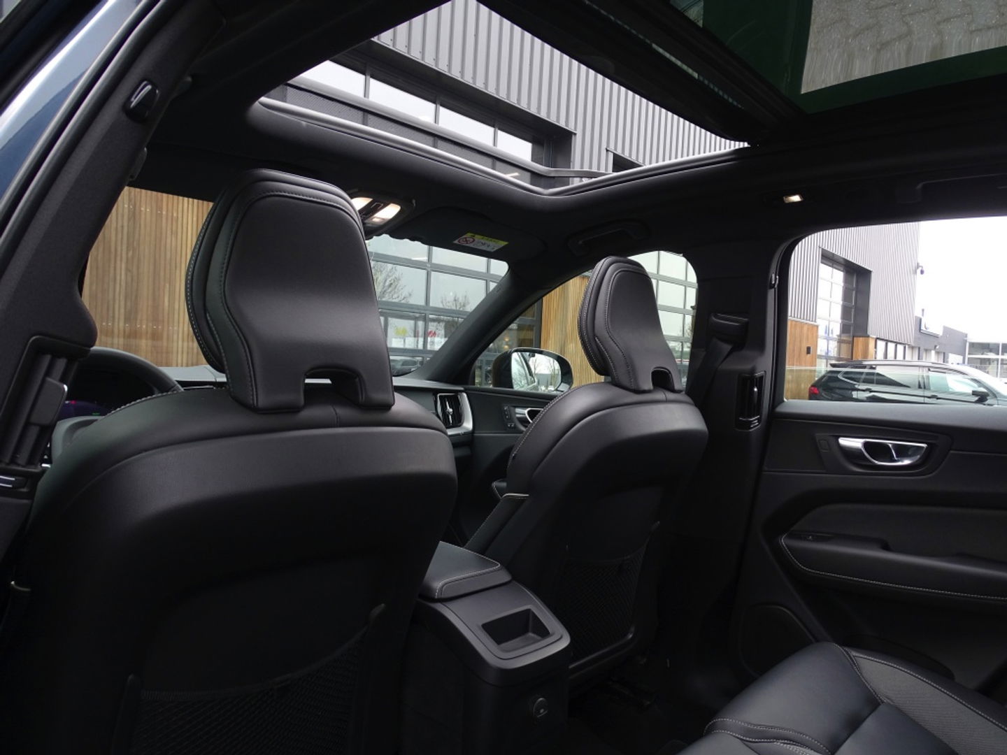 Volvo XC60 T6 Recharge 350PK automaat / R-Design / LED