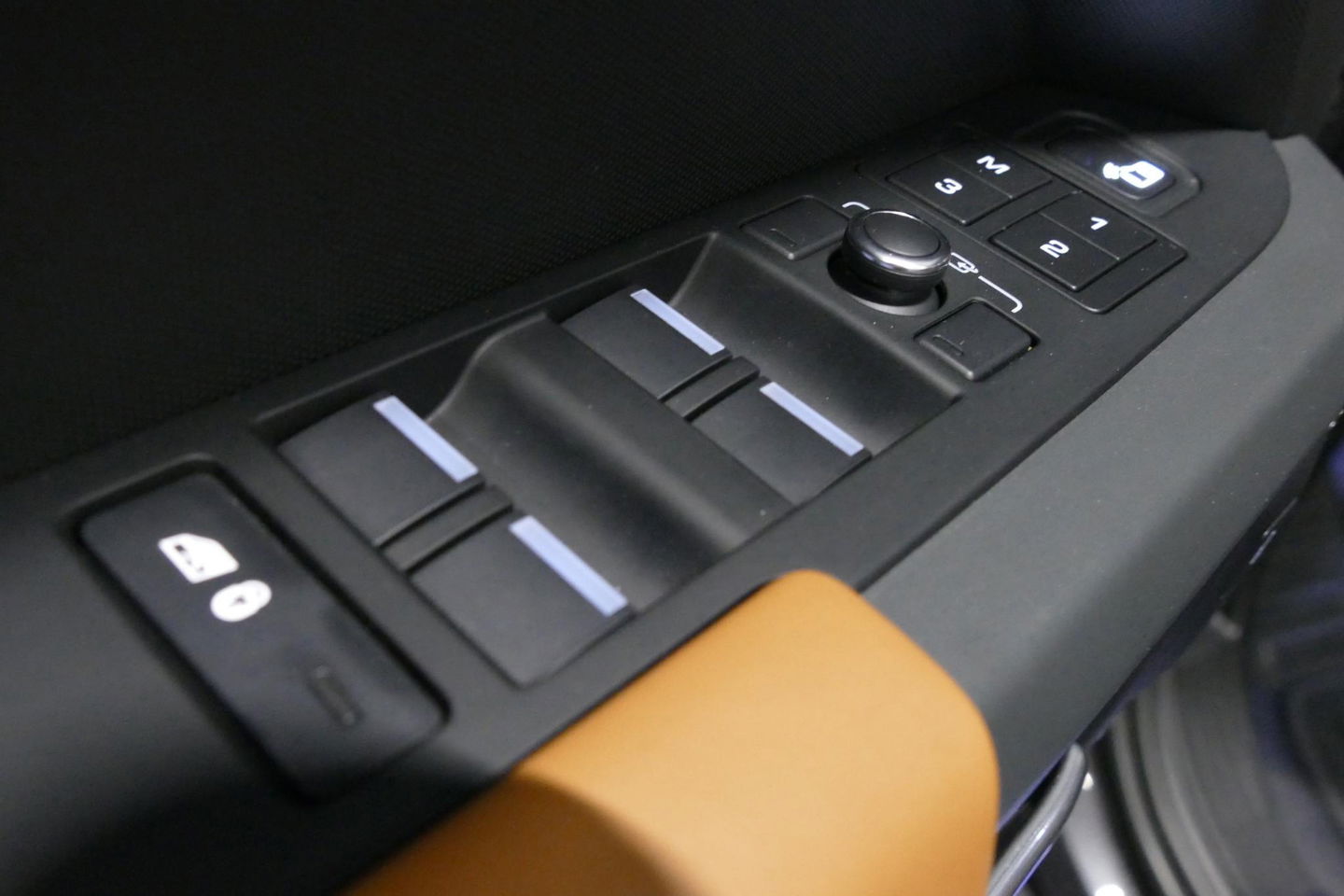 Land Rover Defender 110 2.0 P400e 110 X / Panoramadak / Elektr. verstelbare voorstoelen + memory / Matrix LED / Rondomzichtcamera / HUD / Koelkast in armleuning / Head-up / Apple Carplay - Android Auto / Stoelkoeling & verwarming / Luchtvering / Meridian Surround Sound / Ele