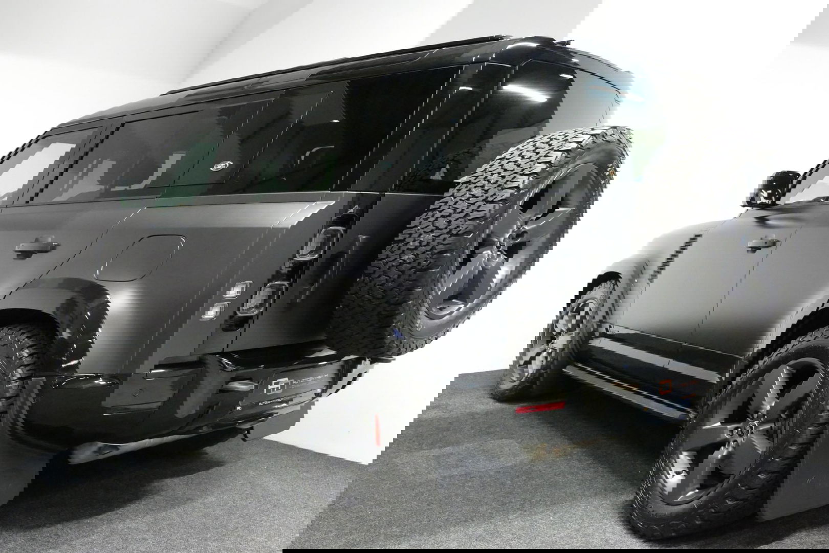 Land Rover Defender 110 2.0 P400e 110 X / Panoramadak / Elektr. verstelbare voorstoelen + memory / Matrix LED / Rondomzichtcamera / HUD / Koelkast in armleuning / Head-up / Apple Carplay - Android Auto / Stoelkoeling & verwarming / Luchtvering / Meridian Surround Sound / Ele