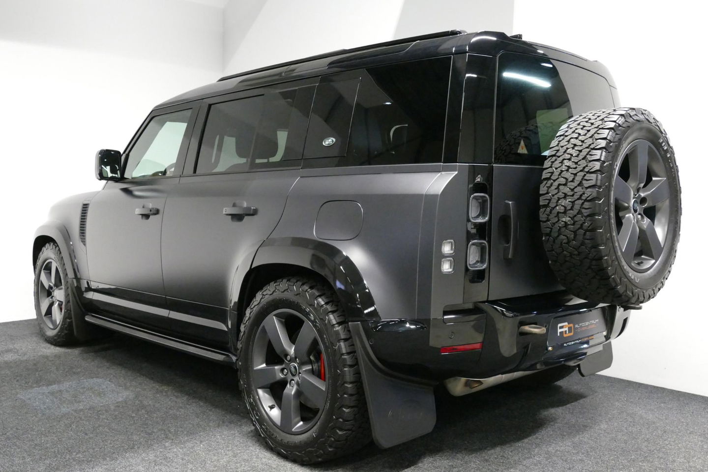 Land Rover Defender 110 2.0 P400e 110 X / Panoramadak / Elektr. verstelbare voorstoelen + memory / Matrix LED / Rondomzichtcamera / HUD / Koelkast in armleuning / Head-up / Apple Carplay - Android Auto / Stoelkoeling & verwarming / Luchtvering / Meridian Surround Sound / Ele