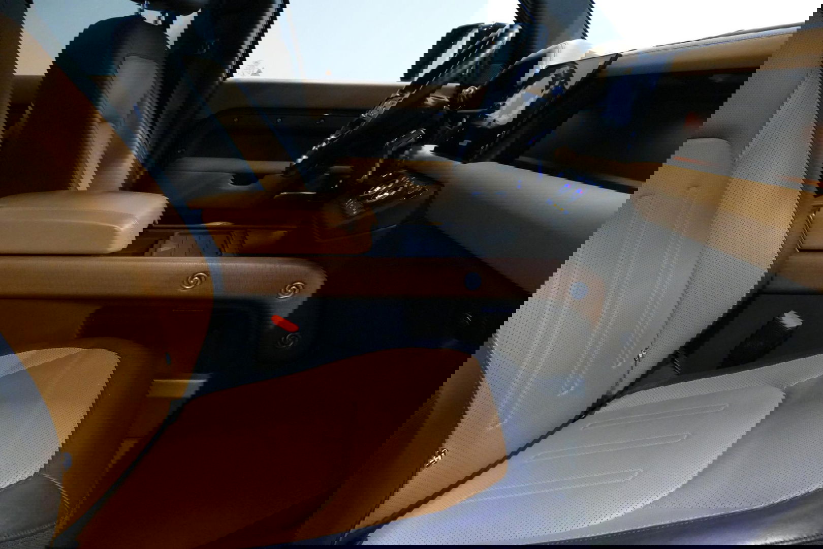 Land Rover Defender 110 2.0 P400e 110 X / Panoramadak / Elektr. verstelbare voorstoelen + memory / Matrix LED / Rondomzichtcamera / HUD / Koelkast in armleuning / Head-up / Apple Carplay - Android Auto / Stoelkoeling & verwarming / Luchtvering / Meridian Surround Sound / Ele