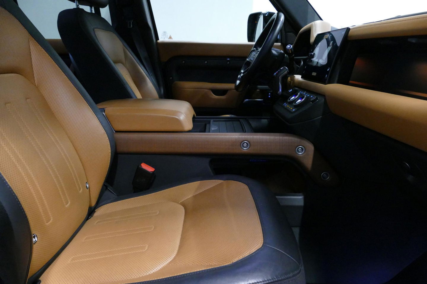 Land Rover Defender 110 2.0 P400e 110 X / Panoramadak / Elektr. verstelbare voorstoelen + memory / Matrix LED / Rondomzichtcamera / HUD / Koelkast in armleuning / Head-up / Apple Carplay - Android Auto / Stoelkoeling & verwarming / Luchtvering / Meridian Surround Sound / Ele