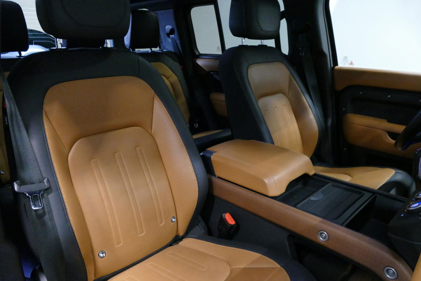 Land Rover Defender 110 2.0 P400e 110 X / Panoramadak / Elektr. verstelbare voorstoelen + memory / Matrix LED / Rondomzichtcamera / HUD / Koelkast in armleuning / Head-up / Apple Carplay - Android Auto / Stoelkoeling & verwarming / Luchtvering / Meridian Surround Sound / Ele