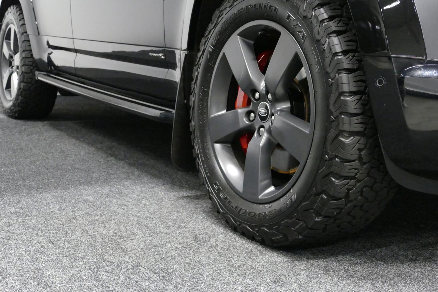 Land Rover Defender 110 2.0 P400e 110 X / Panoramadak / Elektr. verstelbare voorstoelen + memory / Matrix LED / Rondomzichtcamera / HUD / Koelkast in armleuning / Head-up / Apple Carplay - Android Auto / Stoelkoeling & verwarming / Luchtvering / Meridian Surround Sound / Ele