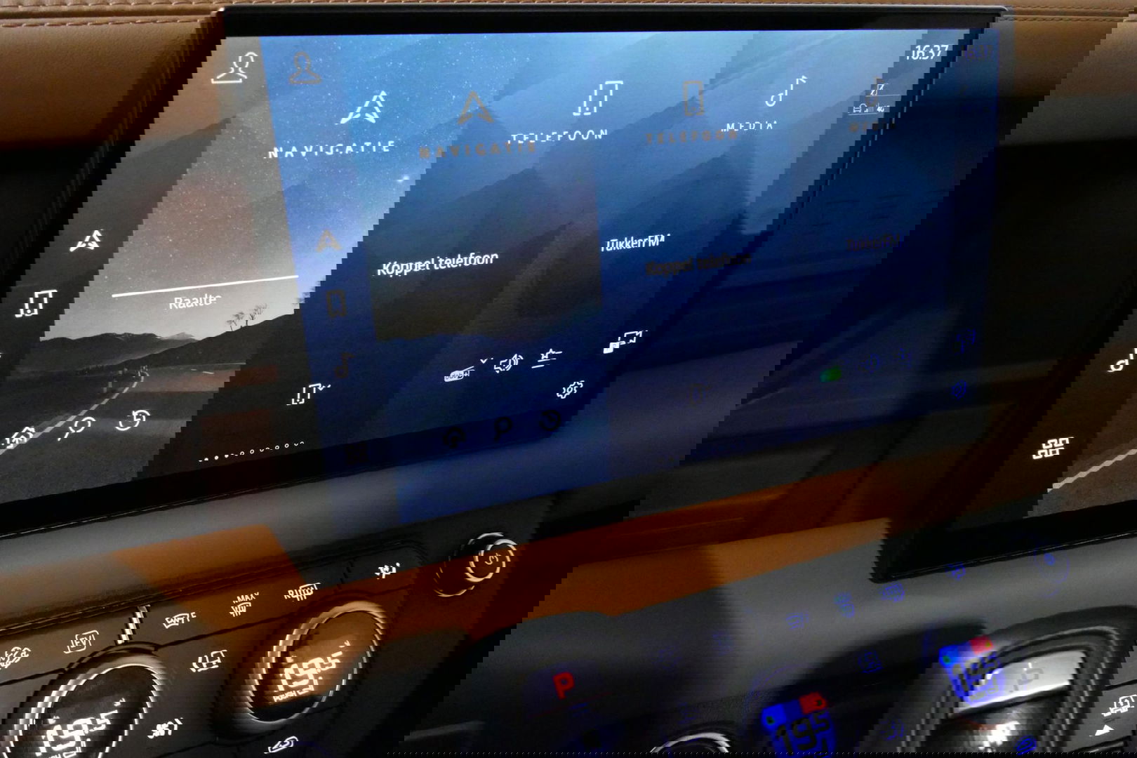 Land Rover Defender 110 2.0 P400e 110 X / Panoramadak / Elektr. verstelbare voorstoelen + memory / Matrix LED / Rondomzichtcamera / HUD / Koelkast in armleuning / Head-up / Apple Carplay - Android Auto / Stoelkoeling & verwarming / Luchtvering / Meridian Surround Sound / Ele