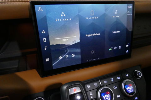 Land Rover Defender 110 2.0 P400e 110 X / Panoramadak / Elektr. verstelbare voorstoelen + memory / Matrix LED / Rondomzichtcamera / HUD / Koelkast in armleuning / Head-up / Apple Carplay - Android Auto / Stoelkoeling & verwarming / Luchtvering / Meridian Surround Sound / Ele