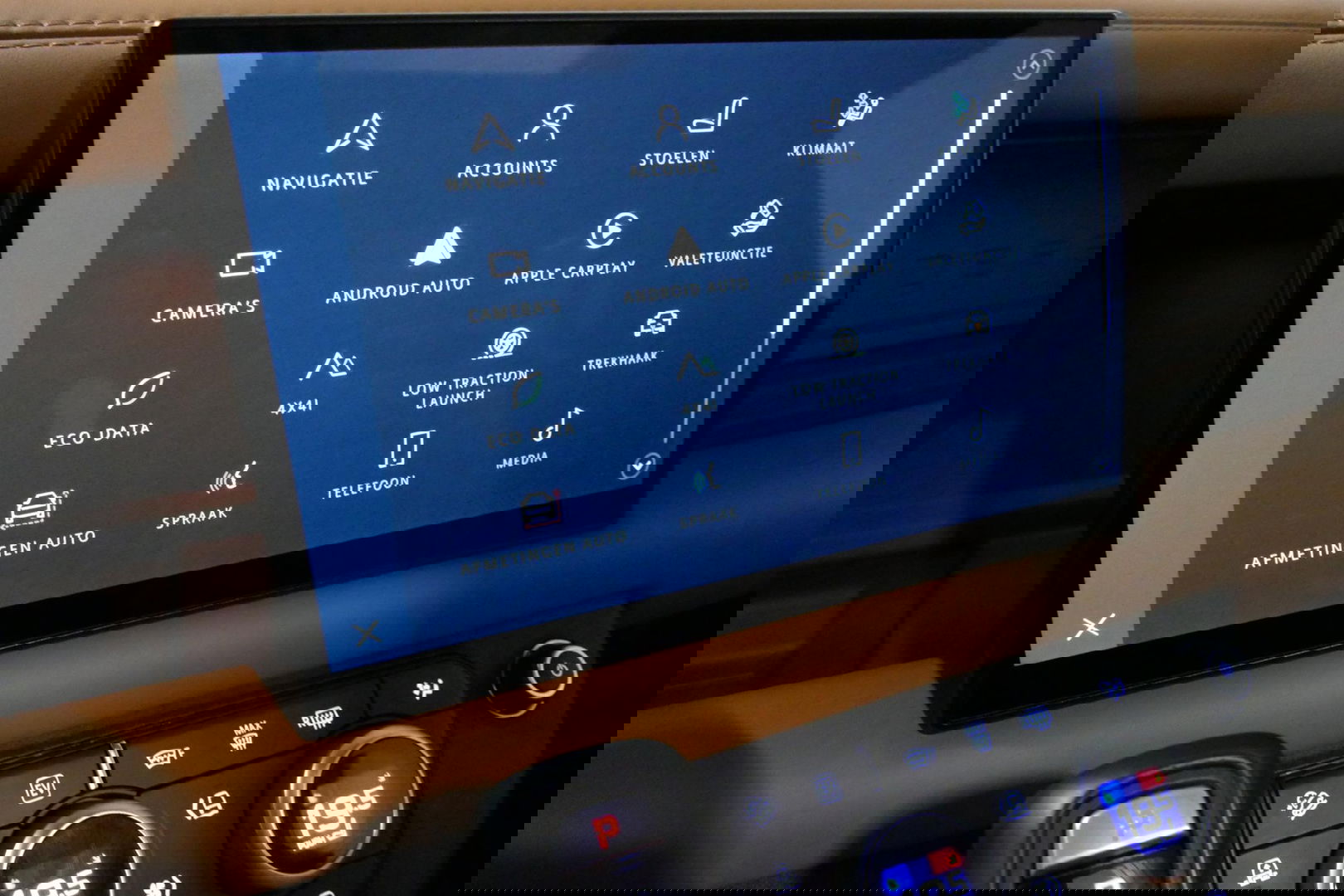Land Rover Defender 110 2.0 P400e 110 X / Panoramadak / Elektr. verstelbare voorstoelen + memory / Matrix LED / Rondomzichtcamera / HUD / Koelkast in armleuning / Head-up / Apple Carplay - Android Auto / Stoelkoeling & verwarming / Luchtvering / Meridian Surround Sound / Ele