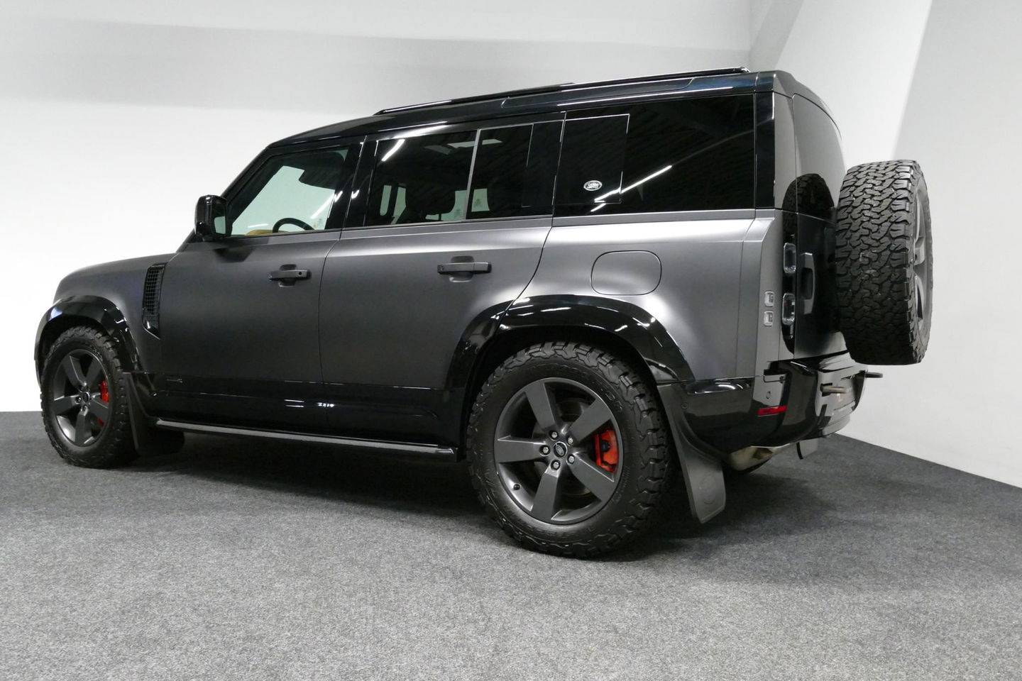 Land Rover Defender 110 2.0 P400e 110 X / Panoramadak / Elektr. verstelbare voorstoelen + memory / Matrix LED / Rondomzichtcamera / HUD / Koelkast in armleuning / Head-up / Apple Carplay - Android Auto / Stoelkoeling & verwarming / Luchtvering / Meridian Surround Sound / Ele