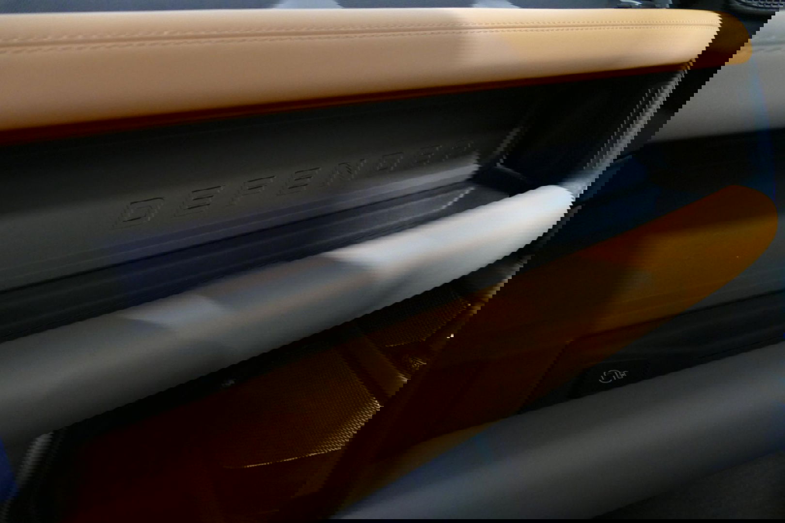 Land Rover Defender 110 2.0 P400e 110 X / Panoramadak / Elektr. verstelbare voorstoelen + memory / Matrix LED / Rondomzichtcamera / HUD / Koelkast in armleuning / Head-up / Apple Carplay - Android Auto / Stoelkoeling & verwarming / Luchtvering / Meridian Surround Sound / Ele