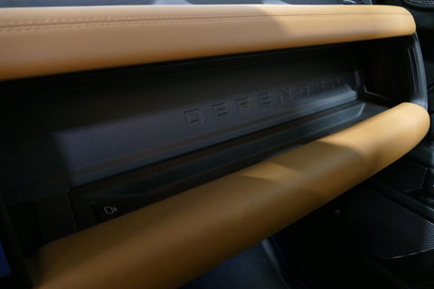 Land Rover Defender 110 2.0 P400e 110 X / Panoramadak / Elektr. verstelbare voorstoelen + memory / Matrix LED / Rondomzichtcamera / HUD / Koelkast in armleuning / Head-up / Apple Carplay - Android Auto / Stoelkoeling & verwarming / Luchtvering / Meridian Surround Sound / Ele