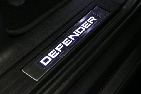 Land Rover Defender 110 2.0 P400e 110 X / Panoramadak / Elektr. verstelbare voorstoelen + memory / Matrix LED / Rondomzichtcamera / HUD / Koelkast in armleuning / Head-up / Apple Carplay - Android Auto / Stoelkoeling & verwarming / Luchtvering / Meridian Surround Sound / Ele
