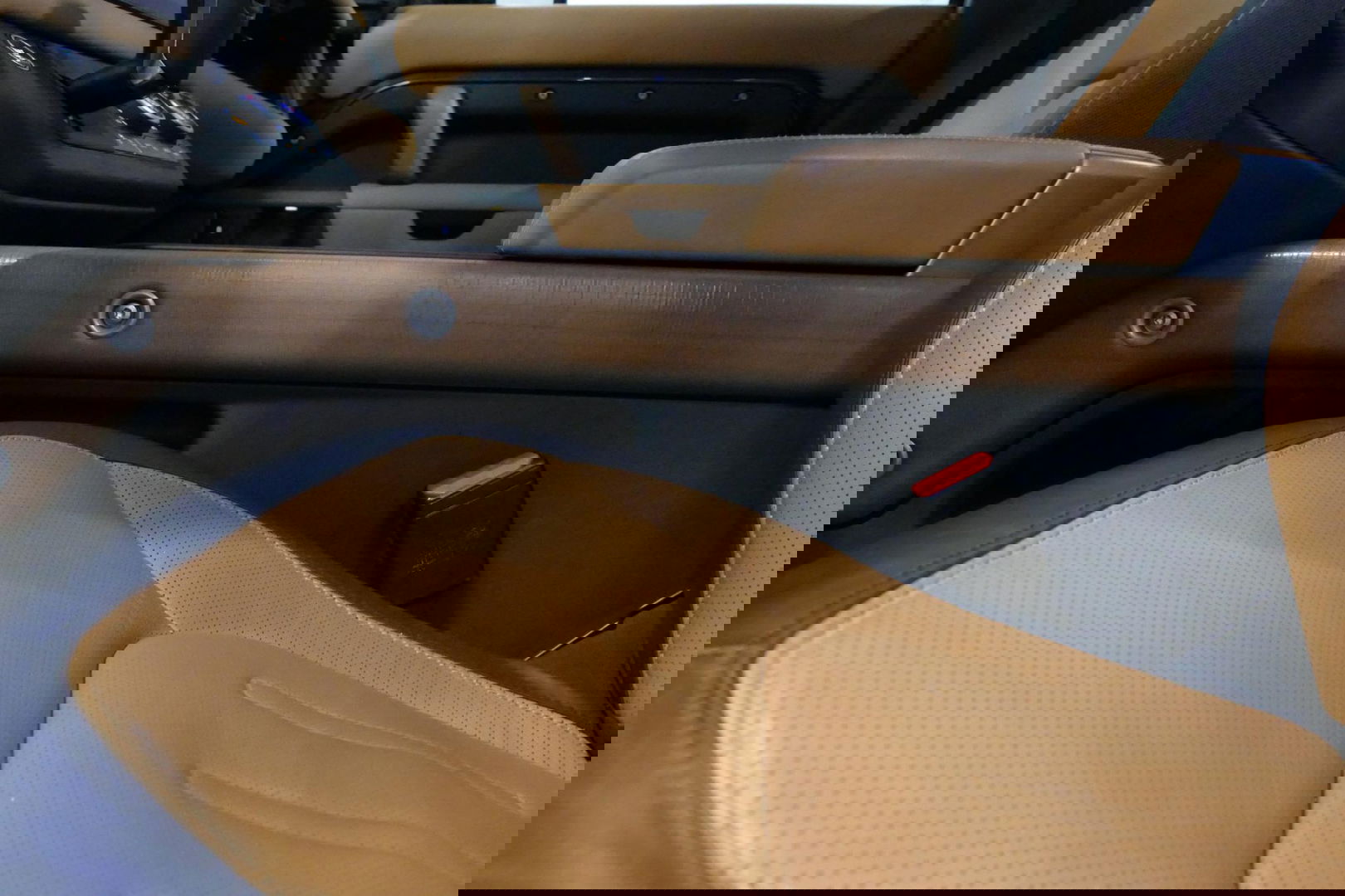 Land Rover Defender 110 2.0 P400e 110 X / Panoramadak / Elektr. verstelbare voorstoelen + memory / Matrix LED / Rondomzichtcamera / HUD / Koelkast in armleuning / Head-up / Apple Carplay - Android Auto / Stoelkoeling & verwarming / Luchtvering / Meridian Surround Sound / Ele