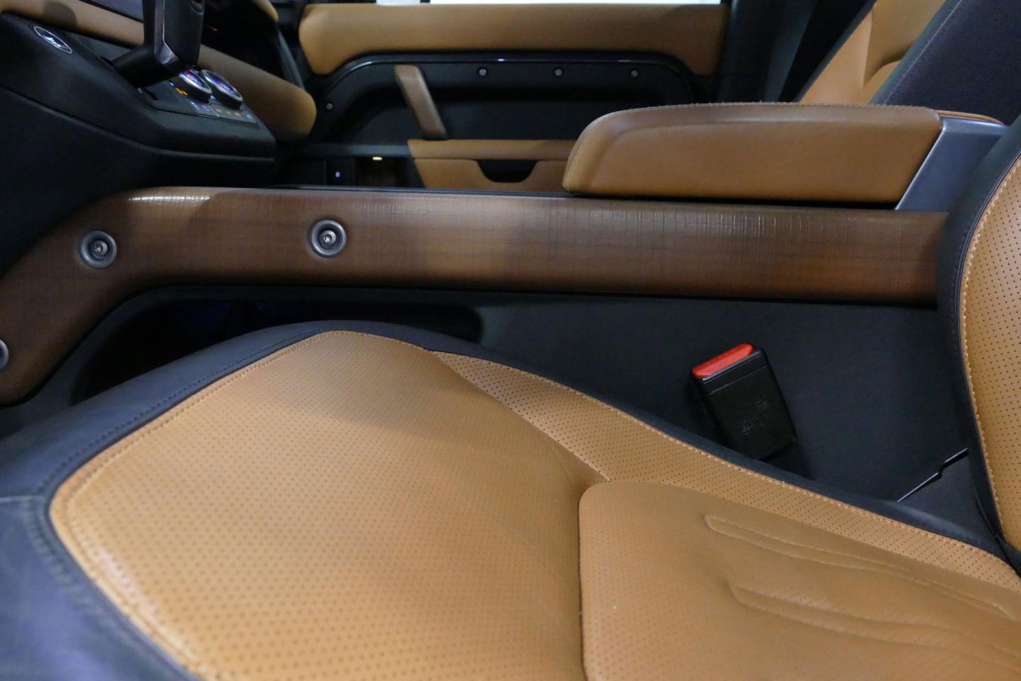 Land Rover Defender 110 2.0 P400e 110 X / Panoramadak / Elektr. verstelbare voorstoelen + memory / Matrix LED / Rondomzichtcamera / HUD / Koelkast in armleuning / Head-up / Apple Carplay - Android Auto / Stoelkoeling & verwarming / Luchtvering / Meridian Surround Sound / Ele