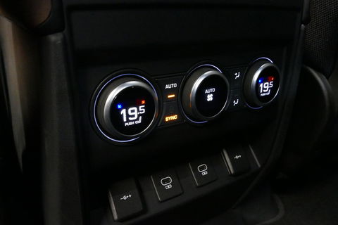 Land Rover Defender 110 2.0 P400e 110 X / Panoramadak / Elektr. verstelbare voorstoelen + memory / Matrix LED / Rondomzichtcamera / HUD / Koelkast in armleuning / Head-up / Apple Carplay - Android Auto / Stoelkoeling & verwarming / Luchtvering / Meridian Surround Sound / Ele