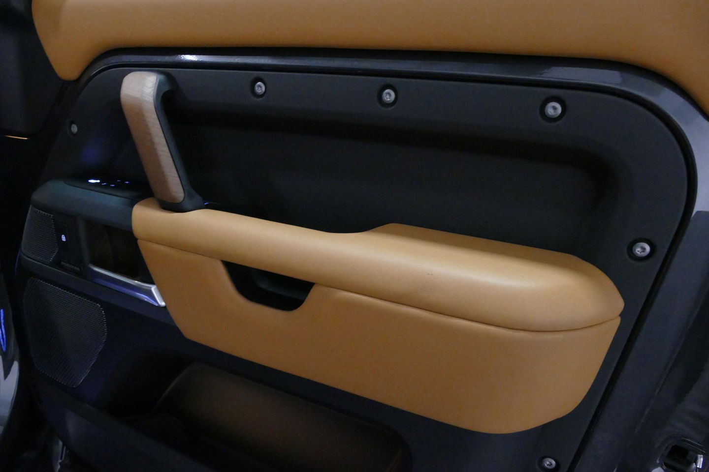 Land Rover Defender 110 2.0 P400e 110 X / Panoramadak / Elektr. verstelbare voorstoelen + memory / Matrix LED / Rondomzichtcamera / HUD / Koelkast in armleuning / Head-up / Apple Carplay - Android Auto / Stoelkoeling & verwarming / Luchtvering / Meridian Surround Sound / Ele