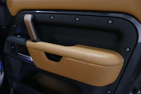 Land Rover Defender 110 2.0 P400e 110 X / Panoramadak / Elektr. verstelbare voorstoelen + memory / Matrix LED / Rondomzichtcamera / HUD / Koelkast in armleuning / Head-up / Apple Carplay - Android Auto / Stoelkoeling & verwarming / Luchtvering / Meridian Surround Sound / Ele